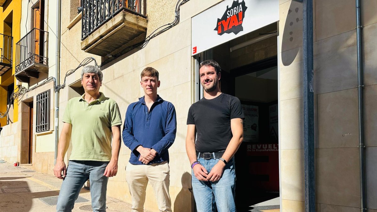 Raúl Martínez, en el centro, junto a Palomar y Romera.