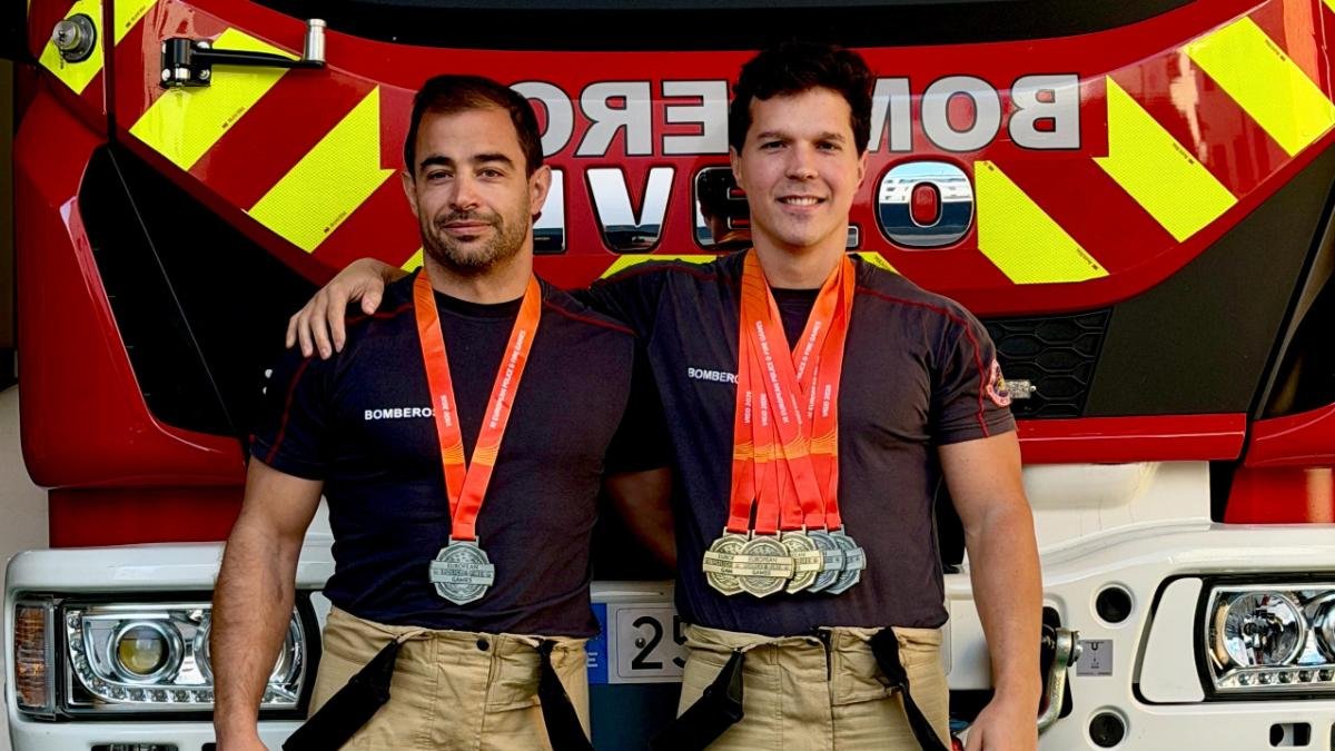 Los dos bomberos con sus medallas.