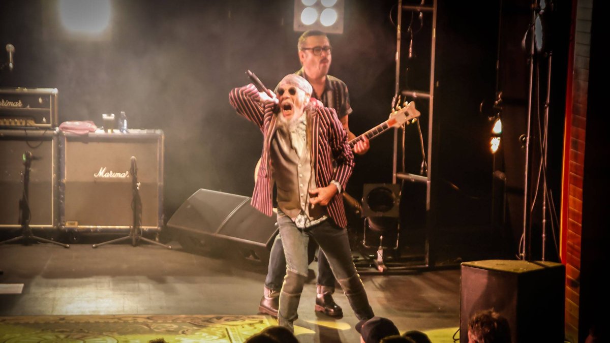 'El Drogas' completamente volcado en el concierto en la Audiencia.