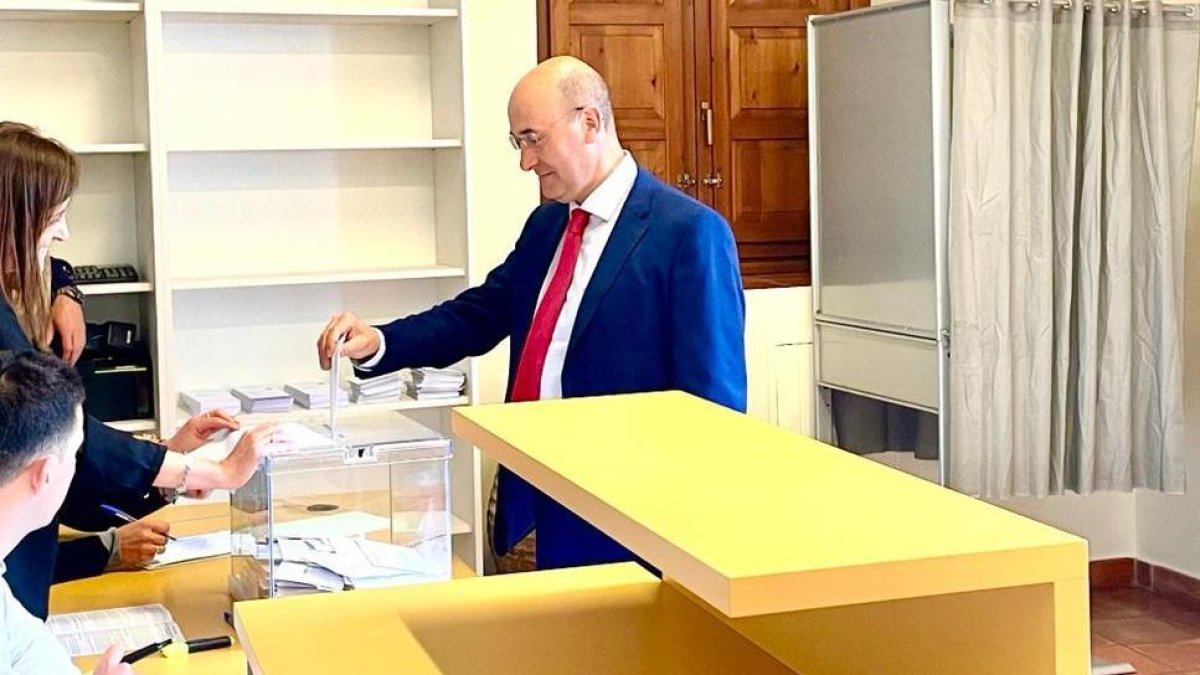 Jesús Alonso votando en las elecciones municipales de 2023.