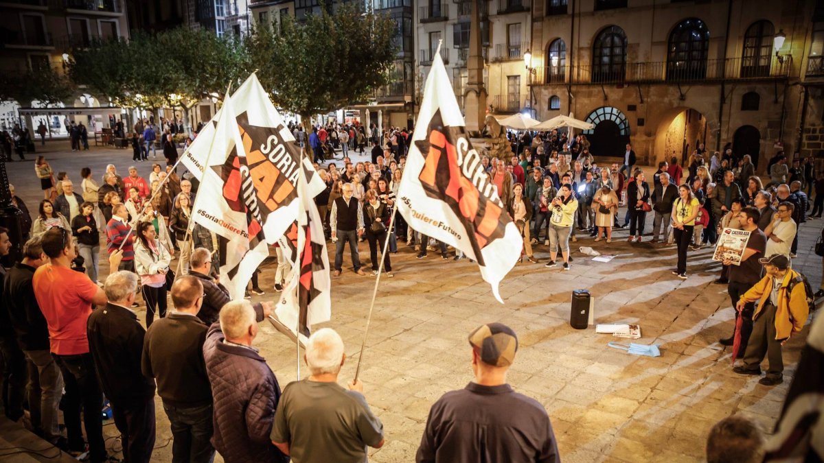 Cacerolada de Soria Ya en la plaza Mayor.