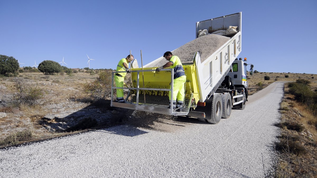 Trabajos de asfaltado en una carretera provincial.