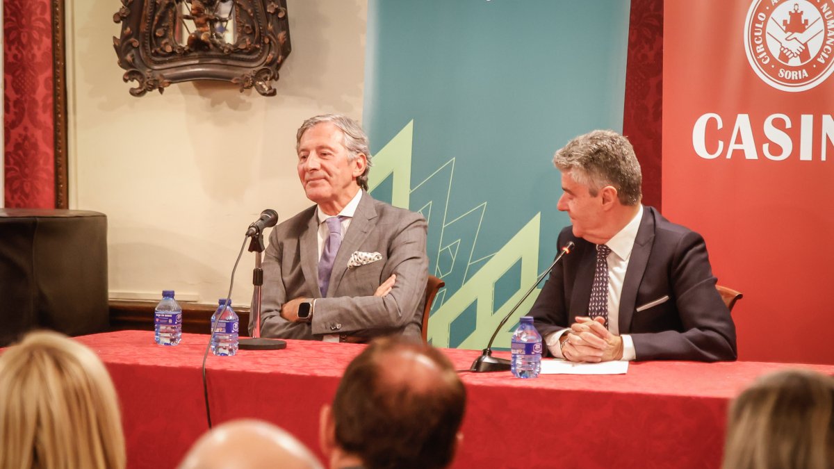 Jesús Álvarez llenó ayer el Casino Amistad Numancia en un acto que despertó una gran expectación. En la imagen junto a José María Díez.