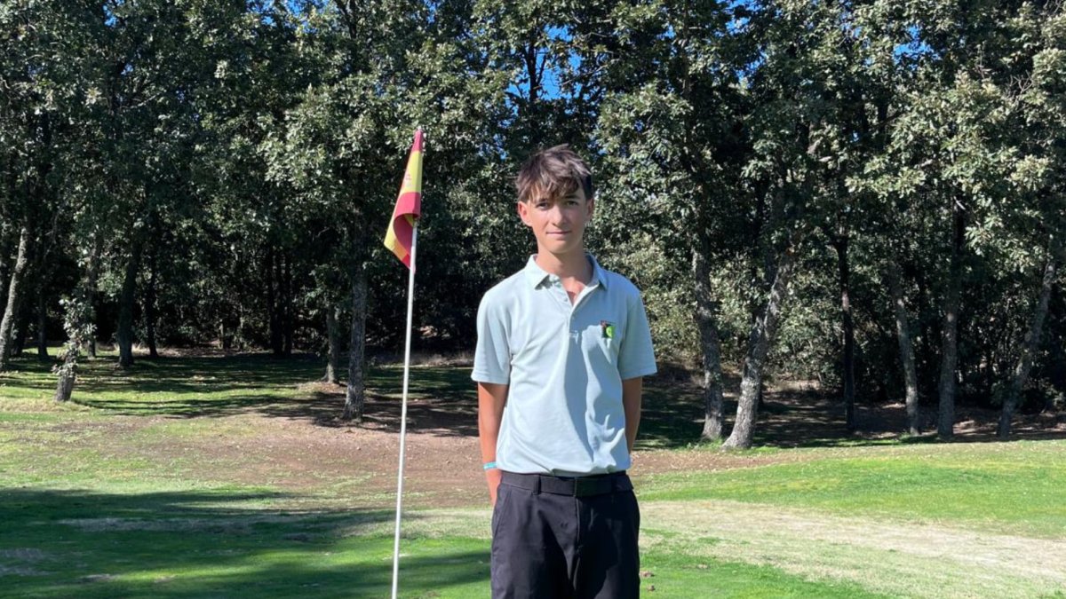 Enzo Jiménez antes de una competición en un campo de golf.