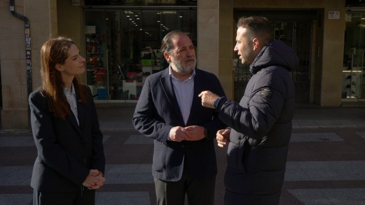 Belén Izquierdo, José Manuel Hernando y Javier Jiménez, esta mañana.