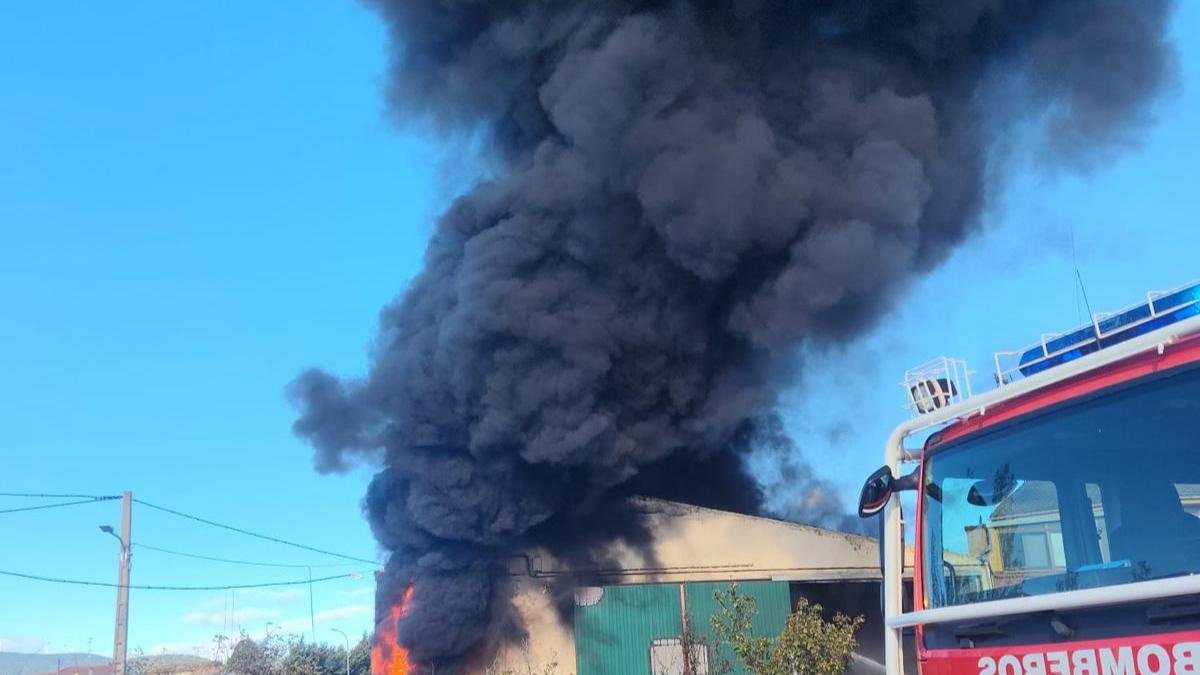 Humareda que provocó el incendio.