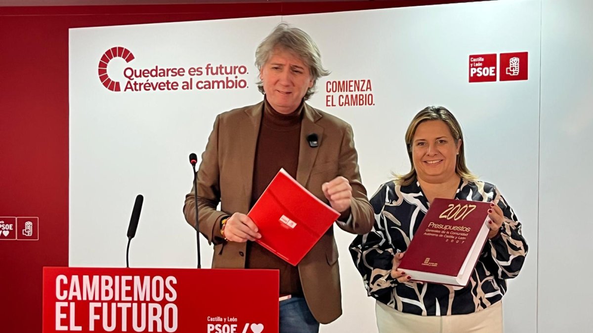 El secretario autonómico del PSOE y procurador por Soria, Carlos Martínez, junto a la también procuradora Esther Pérez, con el tomo de los presupuestos 2027.