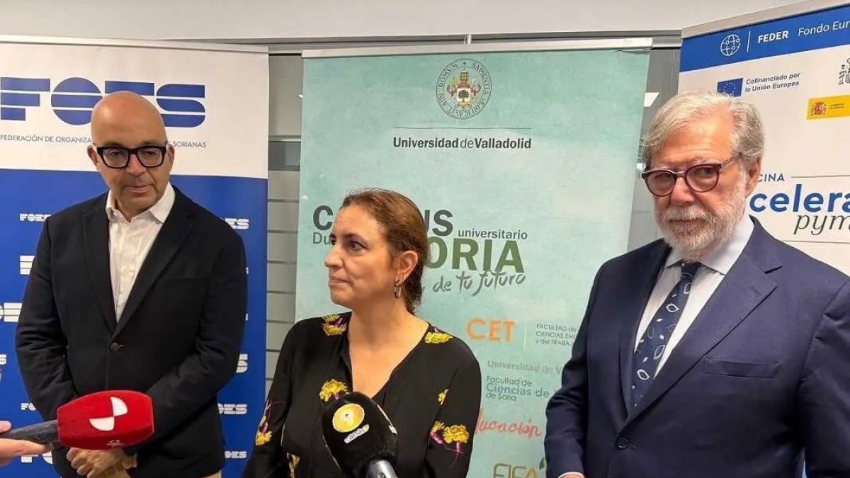 Joan Riera (i), Inés Ortega y Santiago Aparicio presentan las jornadas 'ConexiONE' en el Campus de Soria.