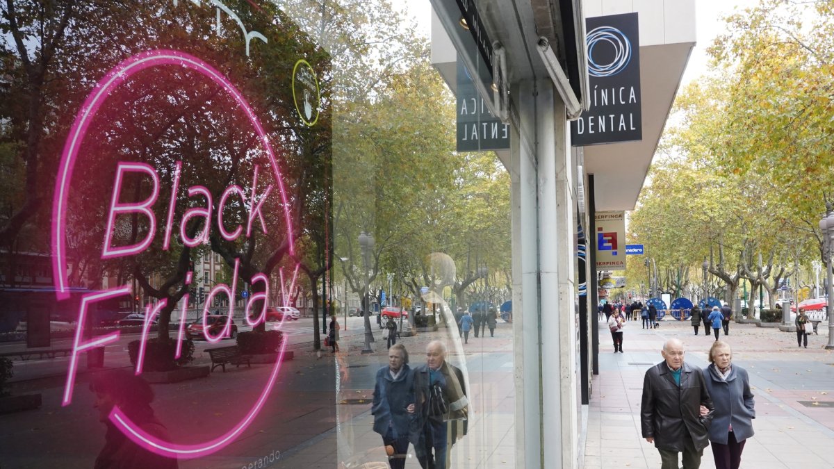Comercios con publicidad del Black Friday.