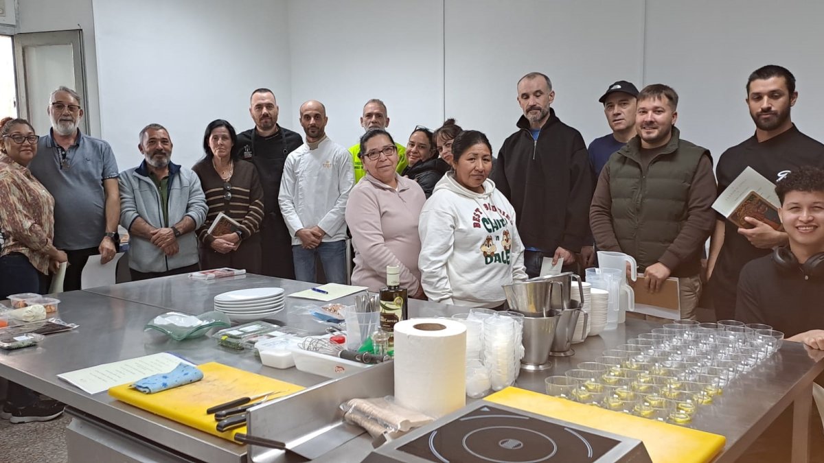 Participantes en el taller de innovación gastronómica de Asohtur.