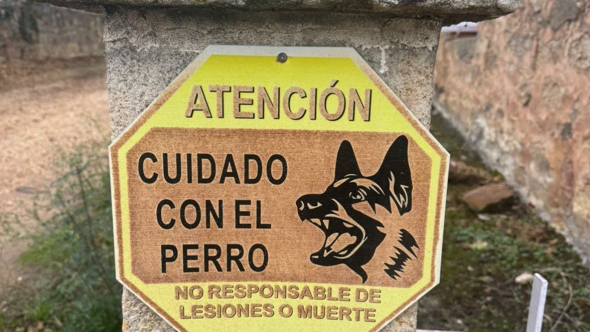 Letrero advirtiendo de la presencia de perros.