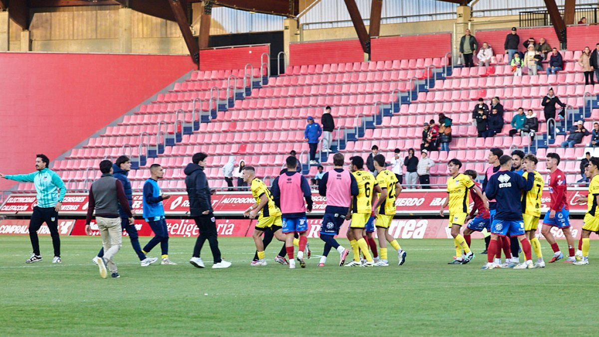 Jugadores del Numancia y del Navalcarnero al final del encuentro del pasado domingo.
