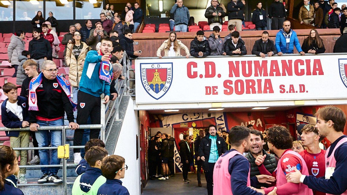 Lolo Escobar se dirige a sus jugadores al término del encuentro.