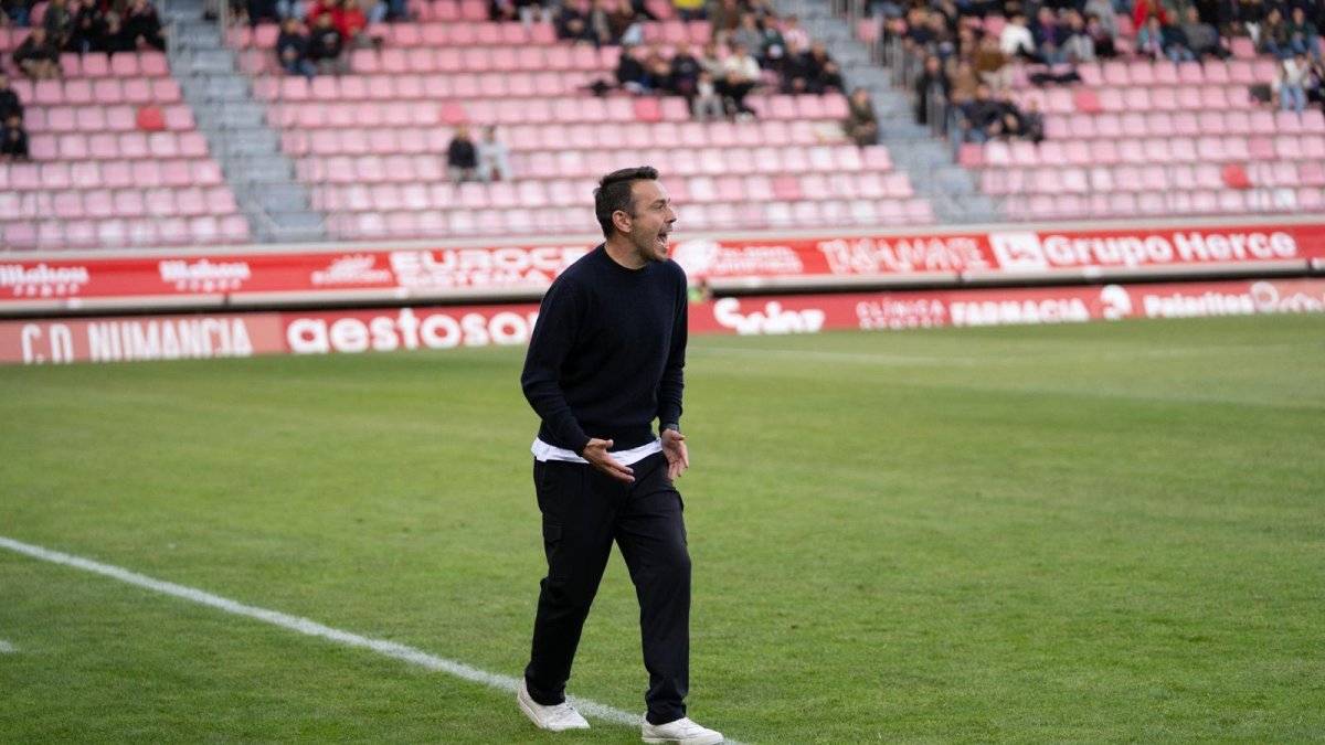 El entrenador del Navalcarnero, Miguel Zárate.