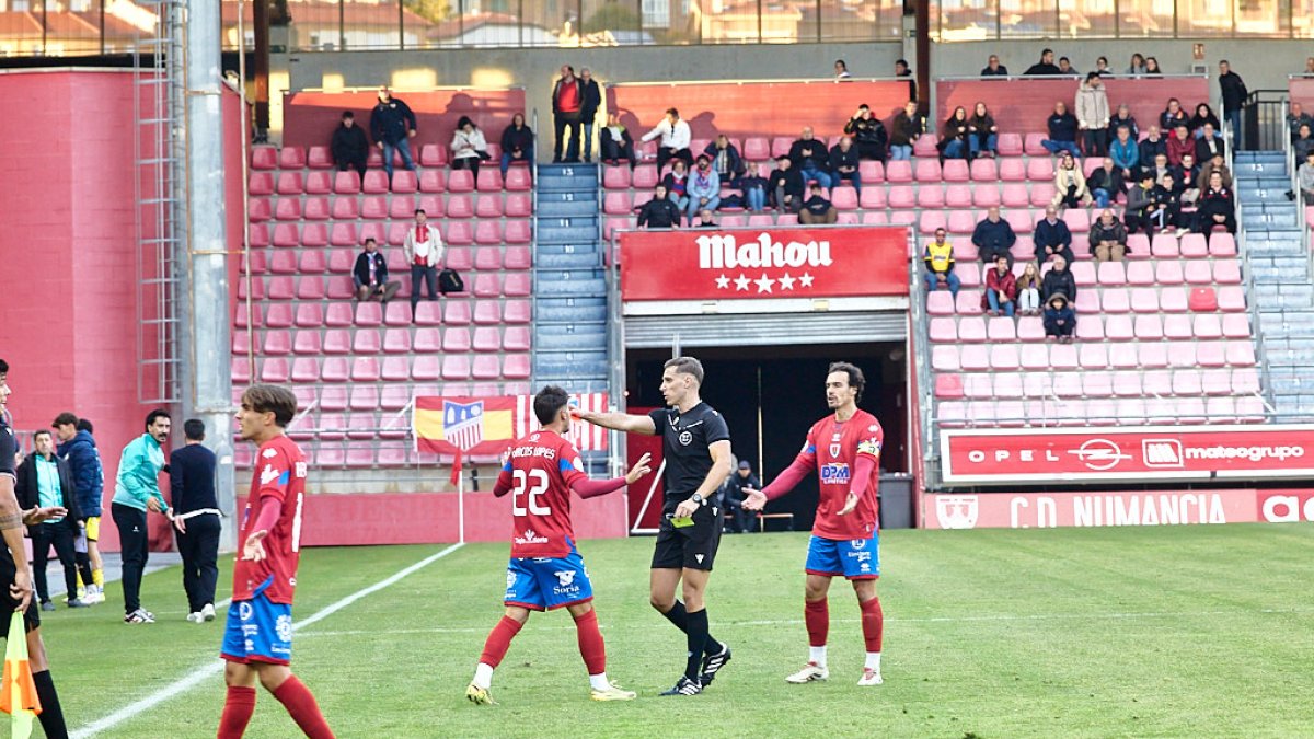 El colegiado del partido durante la expulsión de Súnico en la segunda parte.