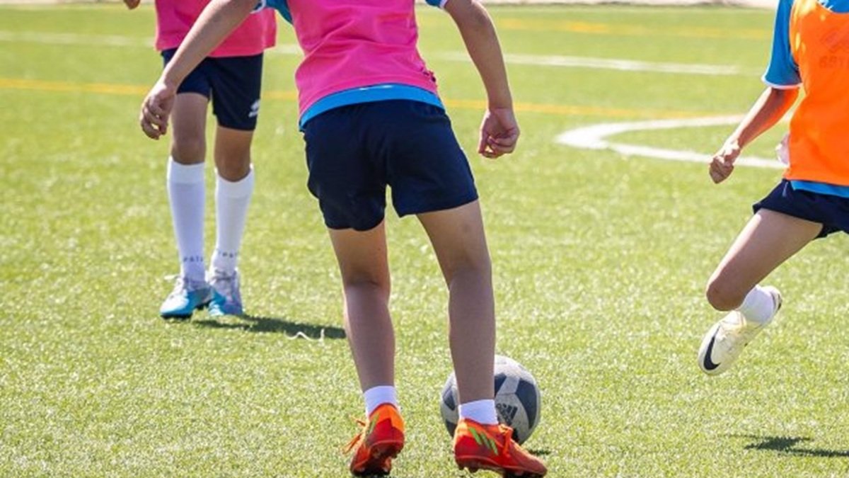 Un joven controla un balón durante un entrenamiento.
