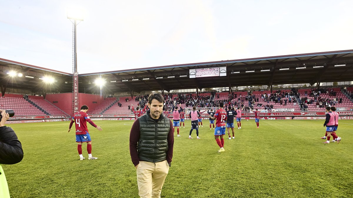 Los jugadores del Numancia agradecen a los aficionados del Fondo Sur su apoyo tras la finalización del partido ante el Navalcarnero con Lolo Escobar como testigo.