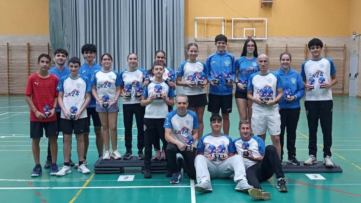 Los ganadores del XXIX Circuito Popular de Bádminton.