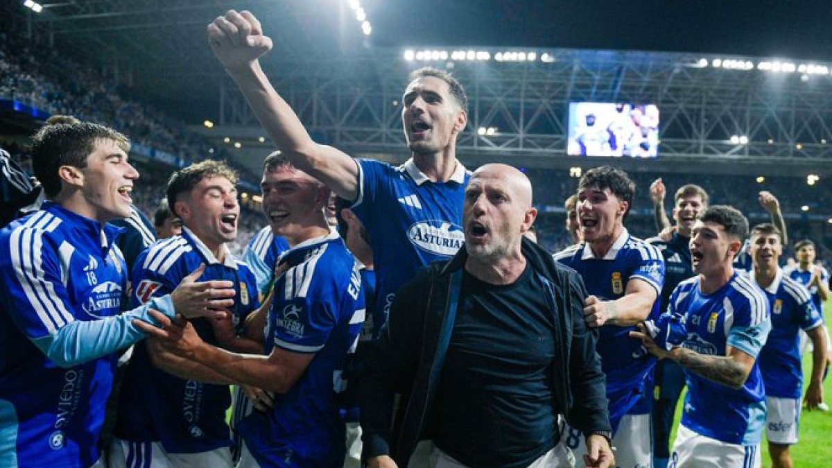 Dani Calvo celebra una victoria junto a su técnico y compañeros.