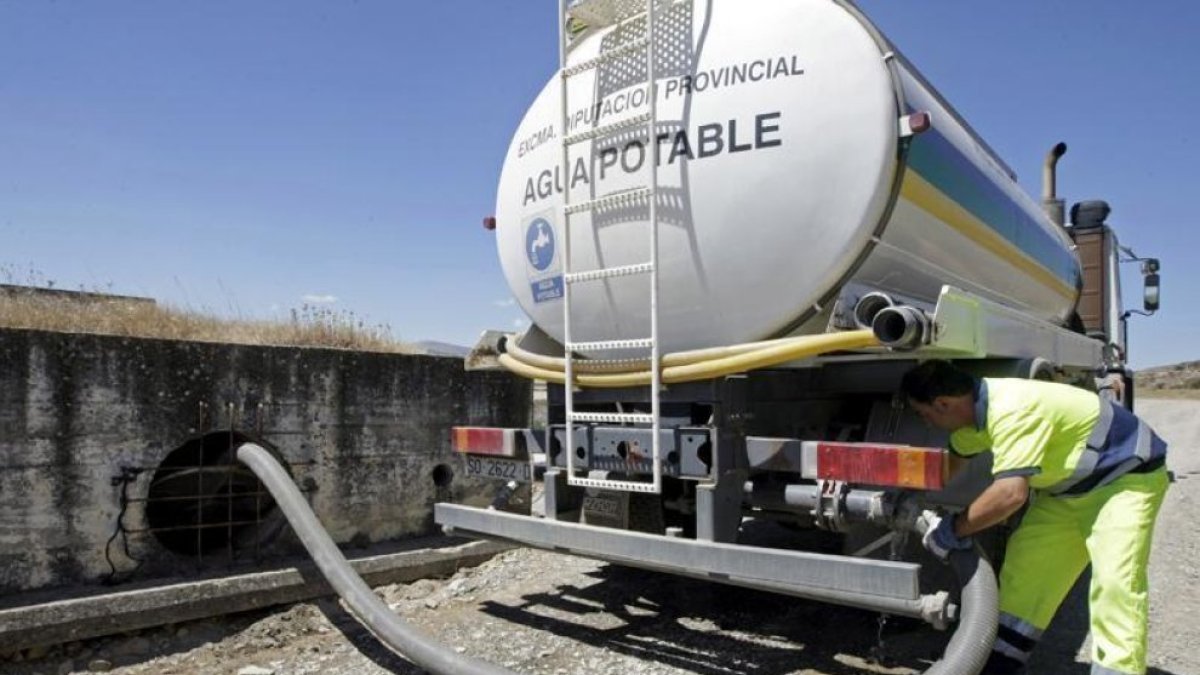 Abastecimiento de agua potable desde un camión cisterna de la Diputación.