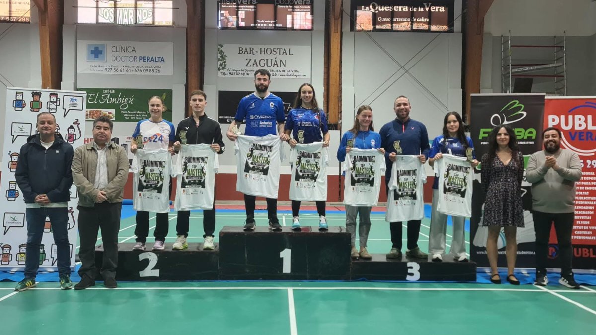Daniela Corchón en el pódium de dobles mixtos.