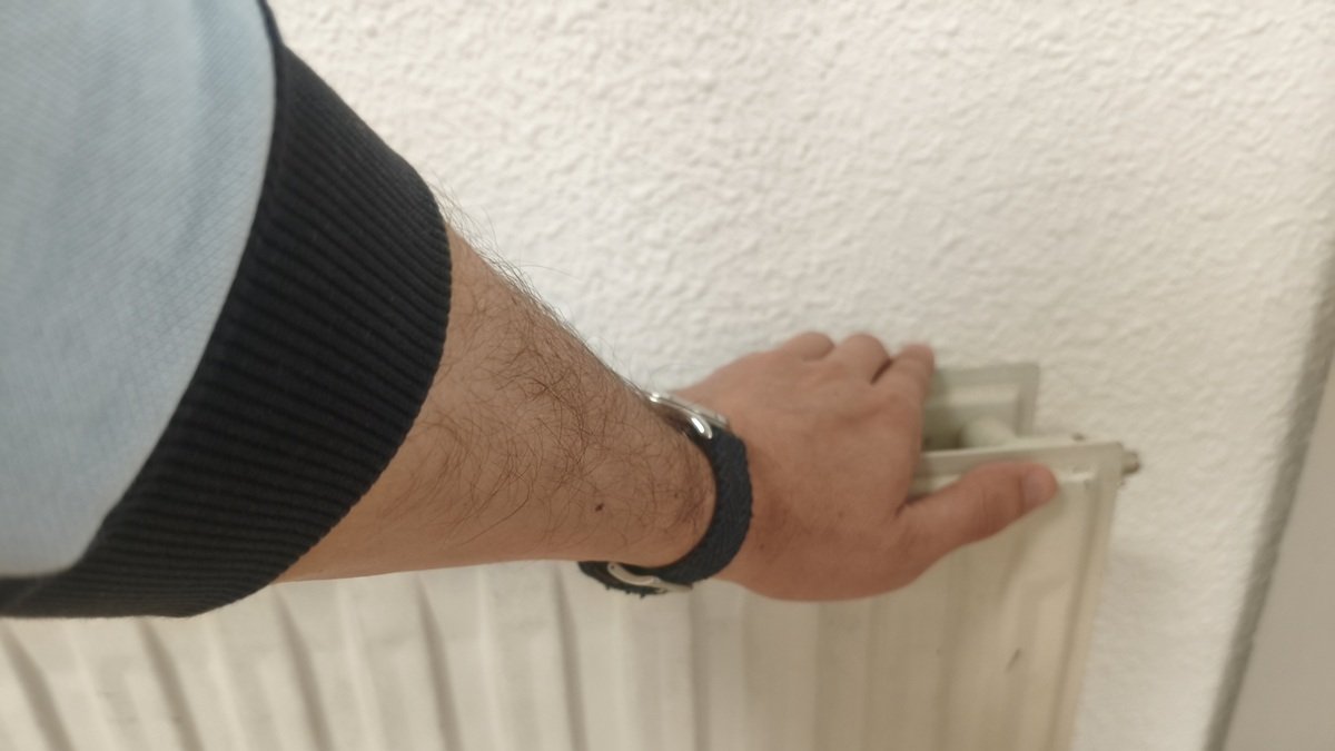 Una persona comprueba la temperatura de un radiador este martes en Soria.