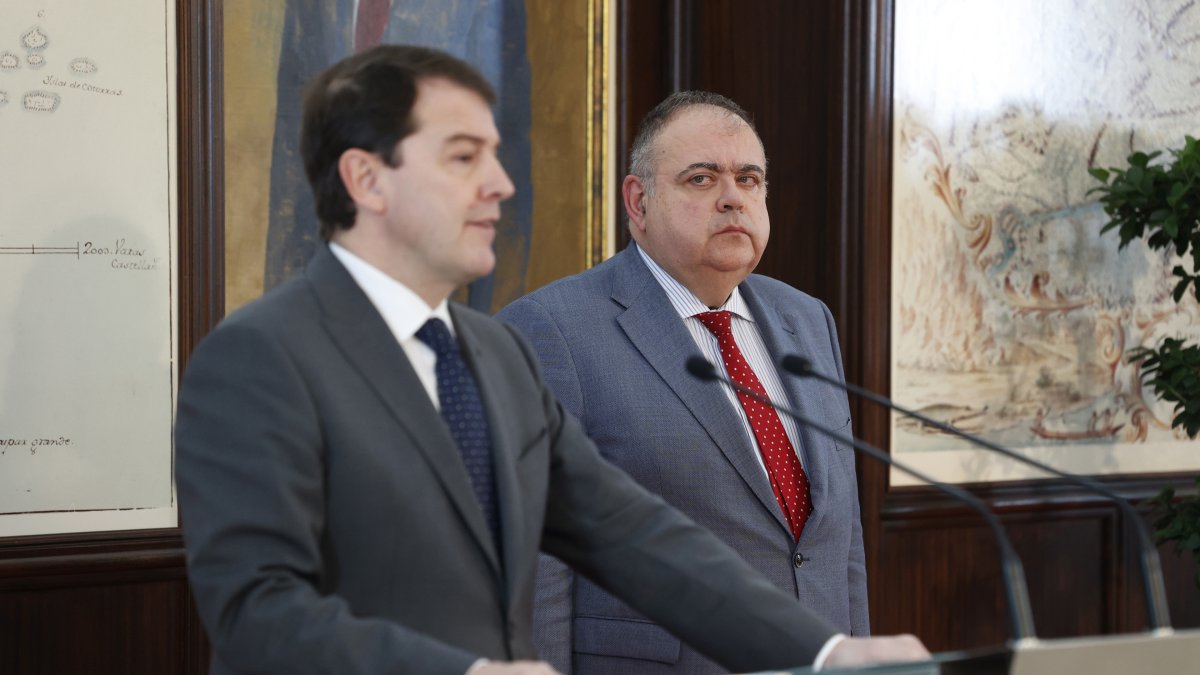 Archivo - El presidente de la Junta de Castilla y León, Alfonso Fernández Mañueco (i), en una imagen de archivo junto con el consejero de Sanidad, Alejandro Vázquez.