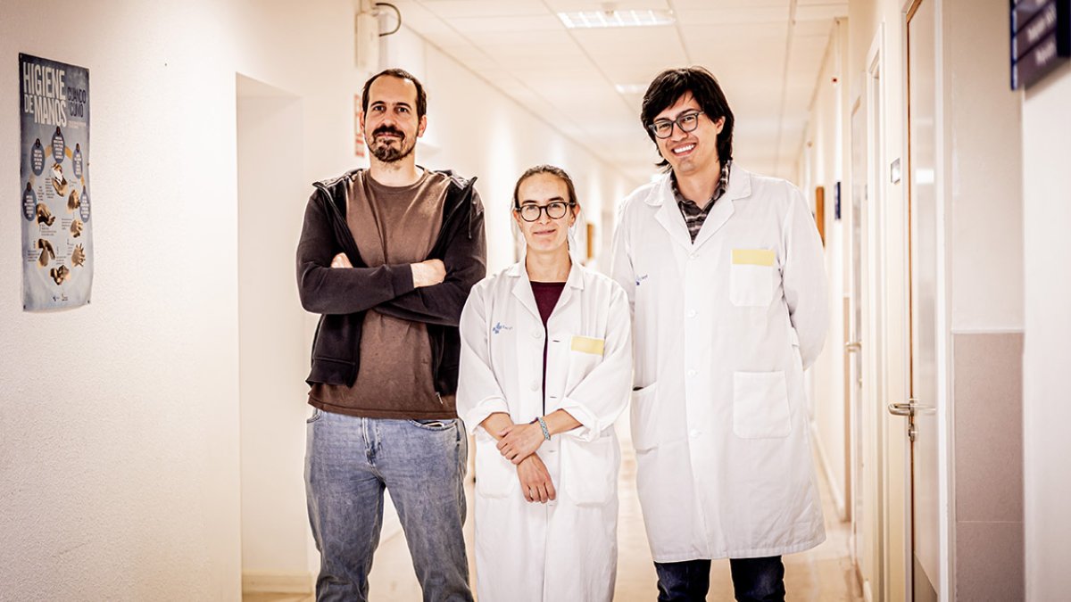 Hugo Bello, Nora Palomar y Emanuel Gudiño, miembros del equipo de investigación del proyecto sobre la enfermedad de esquizofrenia.