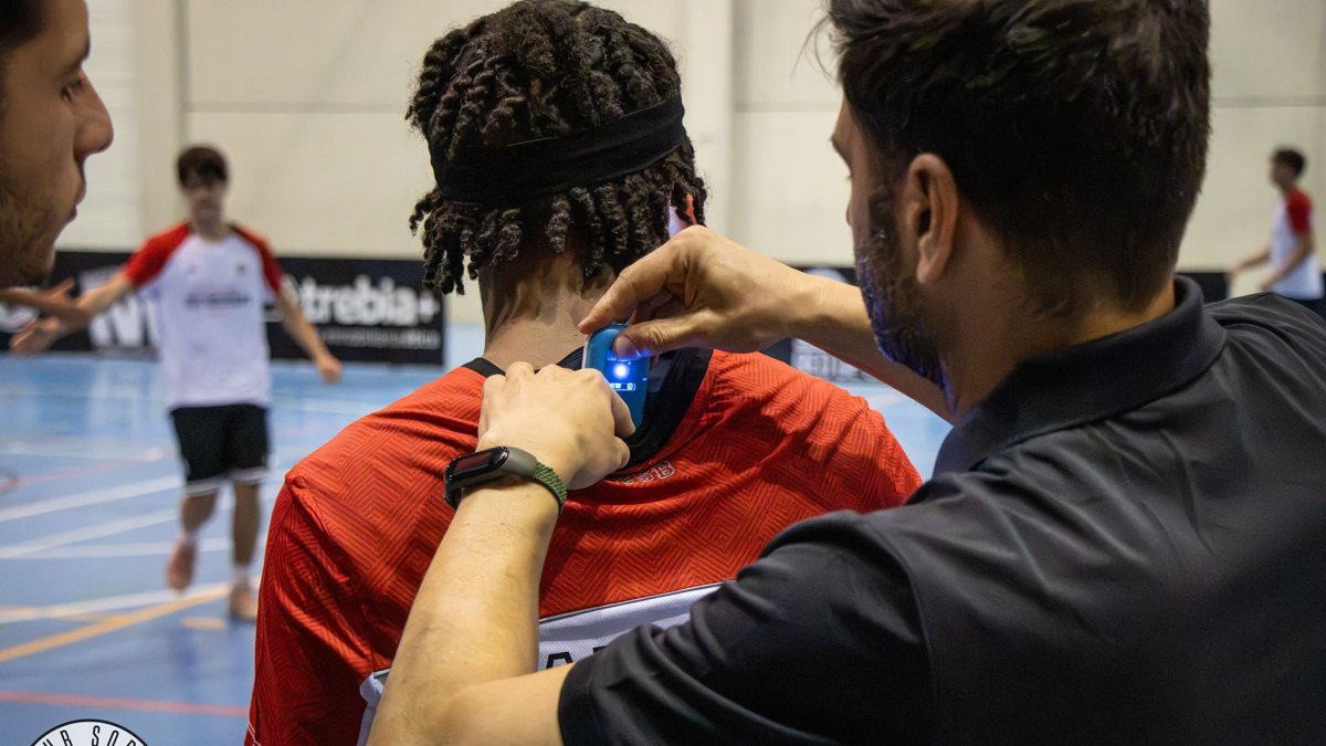 Implantación de un dispositivo GPS durante un partido del club soriano.