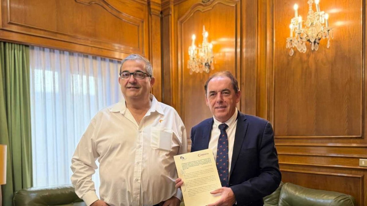 Alberto Santamaría (izda) y Benito Serrano firman el convenio de colaboración .
