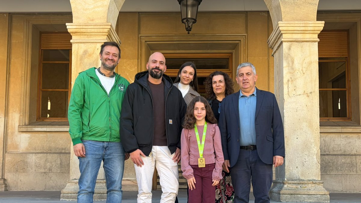 Clara Álvaro junto a sus entrenadores, familiar y representantes del Ayuntamiento.
