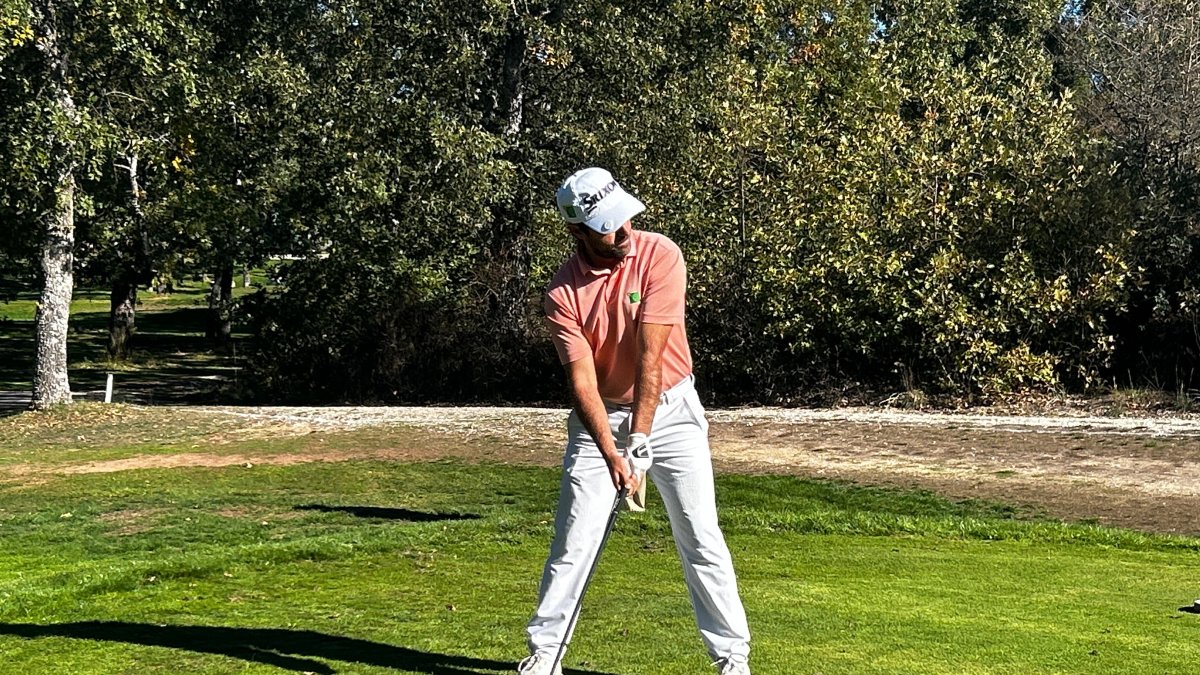 Daniel Berná ejecuta un golpe durante el torneo en Pedrajas.