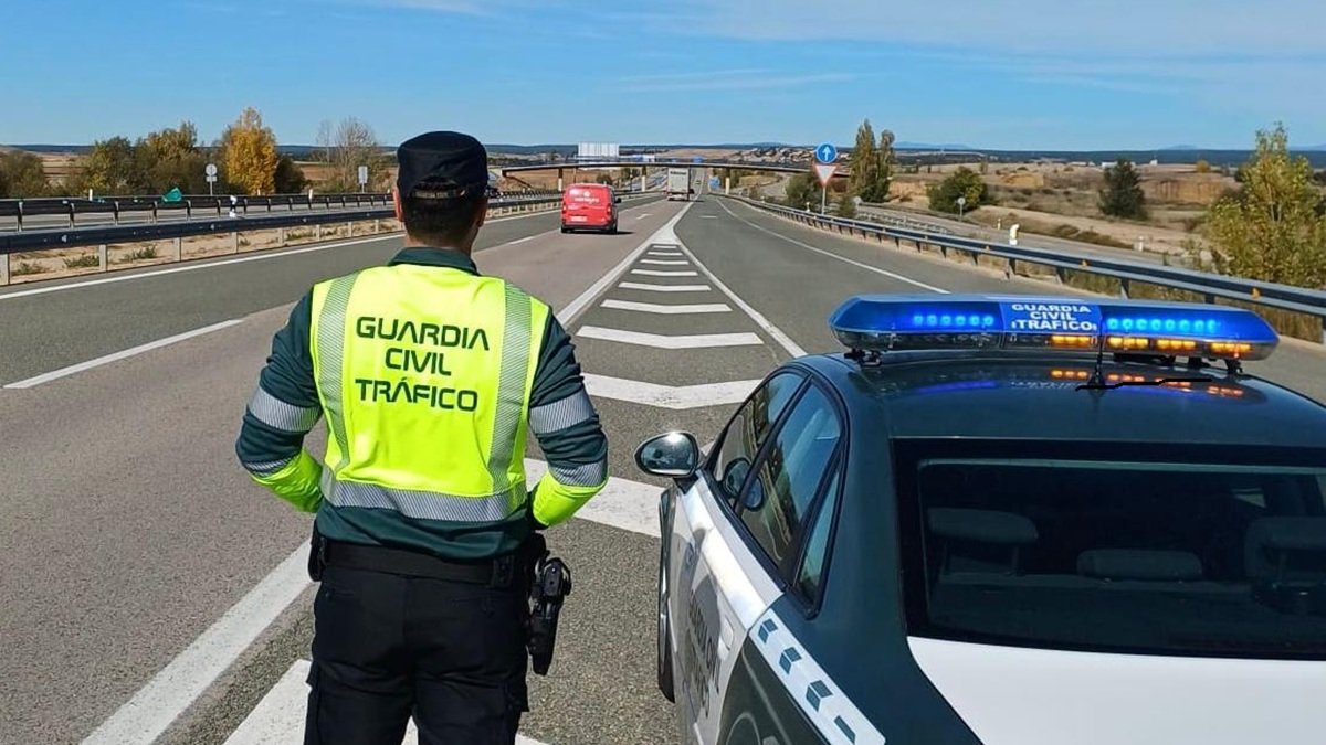 Un agente de la Guardia Civil de Tráfico vigila una autovía.