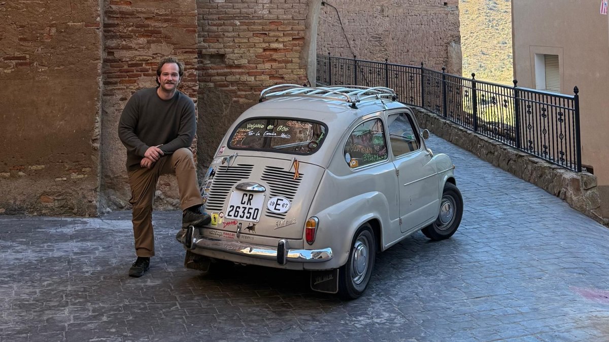 Jaime Duque posa junto a su Seat 600 de 1967 con el que cubrirá más de 1.000 kilómetros para descubrir la España rural y el Festival de las Ánimas de Soria.