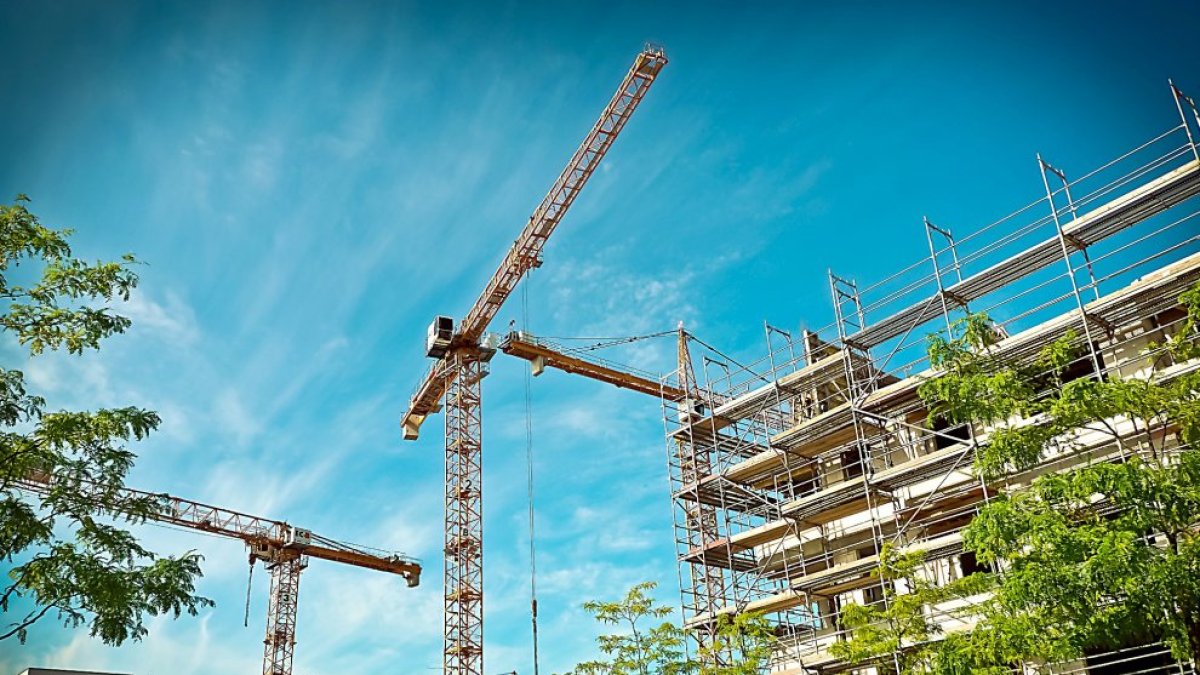 Edificio de viviendas en construcción.