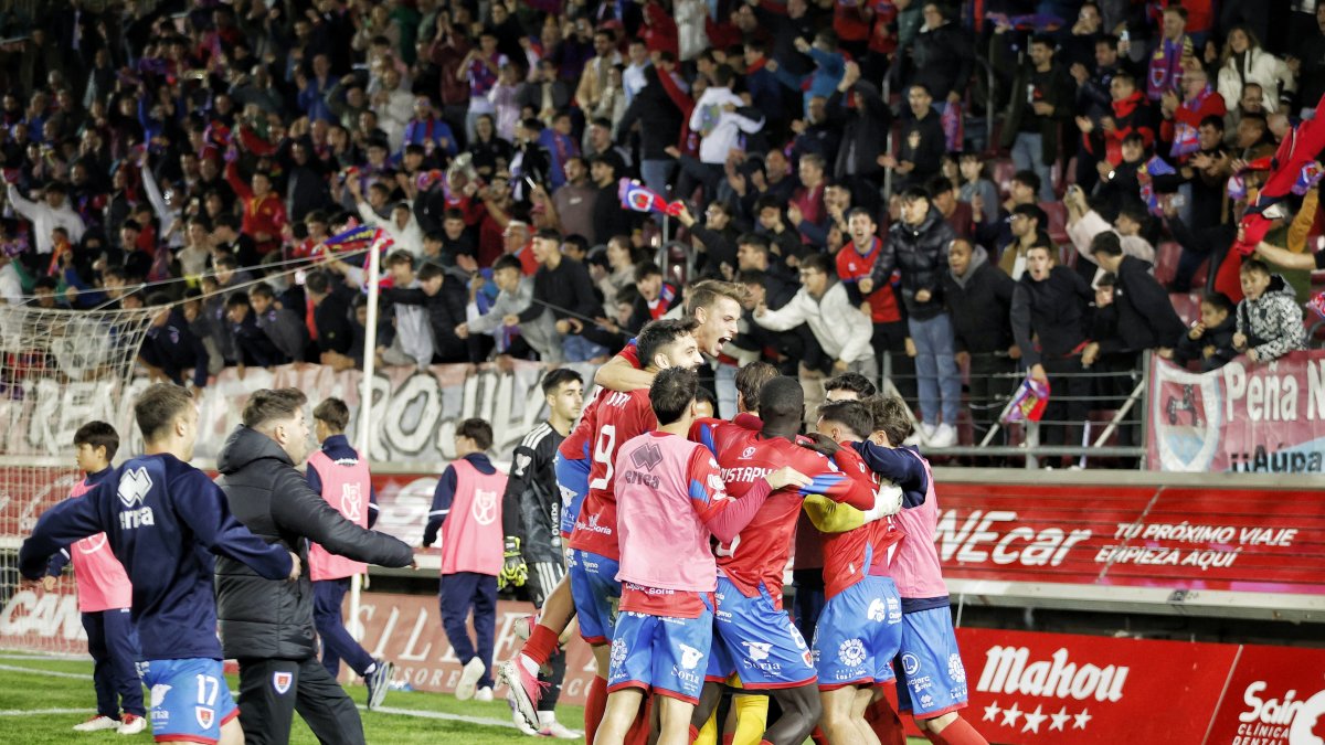 Los jugadores del CD Numancia celebran el pase a la siguiente ronda de la Copa del Rey.