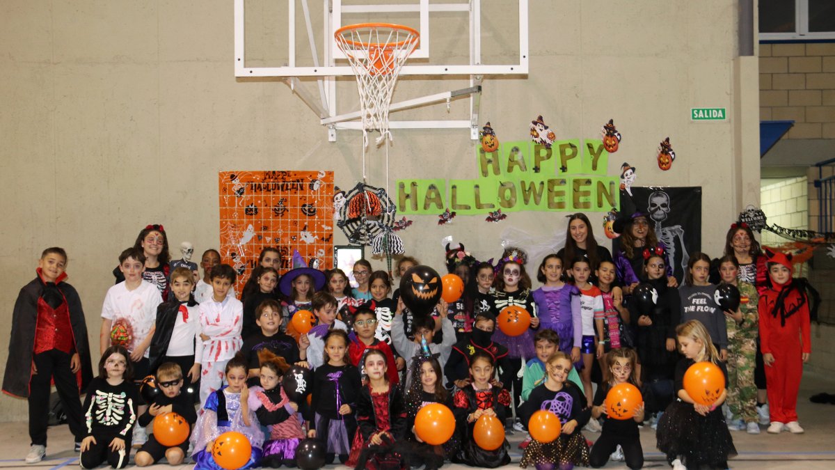 La fiesta de Halloween del Sporting Santo Domingo reunió a cerca de medio centenar de jugadores.