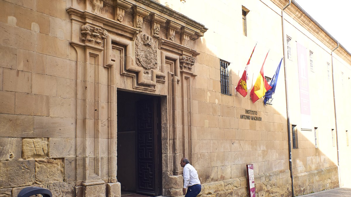 Fachada del instituto Antonio Machado.