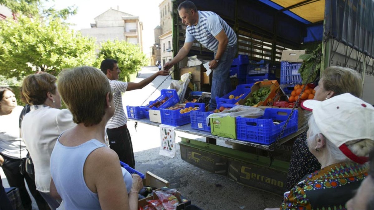VENTA DE FRUTAS Y VERDURAS AMBULANTE EN SERON DE NAGIMA.