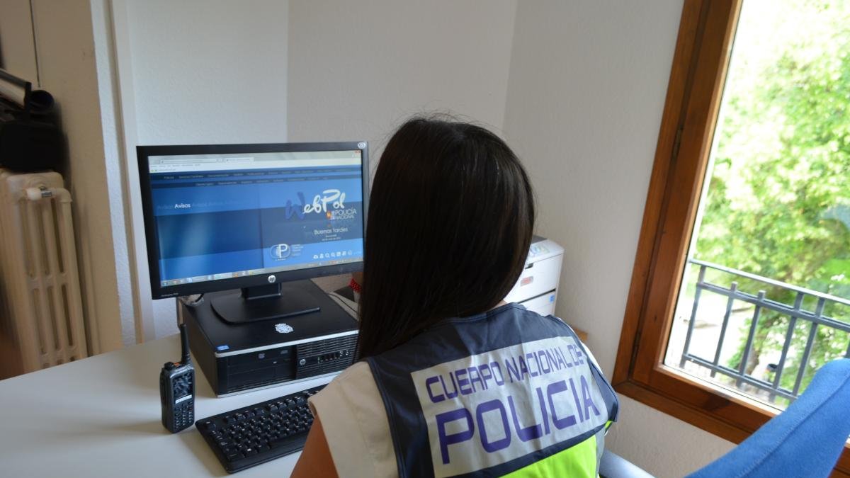 Agente de la Guardia Civil trabajando.