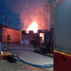Los bomberos han sofocado un incendio en el patio de la iglesia de Adradas.