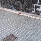 Sangre en la acera del herido en la madrugada del 6 de octubre en Rota.