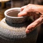 Stands de menestrales que muestran sus creaciones