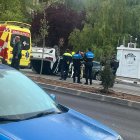 Coche volcado a la altura de la Avenida de Valladolid.