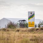 Vista del aeródromo desde el PEMA con la carpa instalada para reparar aviones.