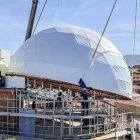 Momento en el que se instaló la cúpula del planetario.