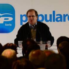 El presidente de la Junta y candidato del PP a la presidencia regional, Juan Vicente Herrera, dio su bendición al candidato popular a la Alcaldía de Soria, Adolfo Sainz. «Hemos acertado contigo» , aseguró tras escuchar la intervención del aspirante a alcalde. «Has estado cuajado, te he visto sembrado», remarcó. El presidente se mostró especialmente contento por «ver a toda la familia del PP» y aunque admitió que se le ha visto poco por la provincia durante la última legislatura aseguró que su gobierno «ha estado pendiente» de los proyectos de Soria y sus pueblos.