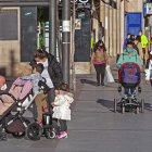 Varias personas pasean con carritos infantiles por Marqués de Vadillo. HDS
