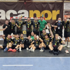 Los jugadores del BM Soria celebran la histórica victoria en tierras gallegas. BM Soria