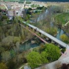 Puente medieval de Almazán, con la pasarela al lado, a vista de dron.-HDS